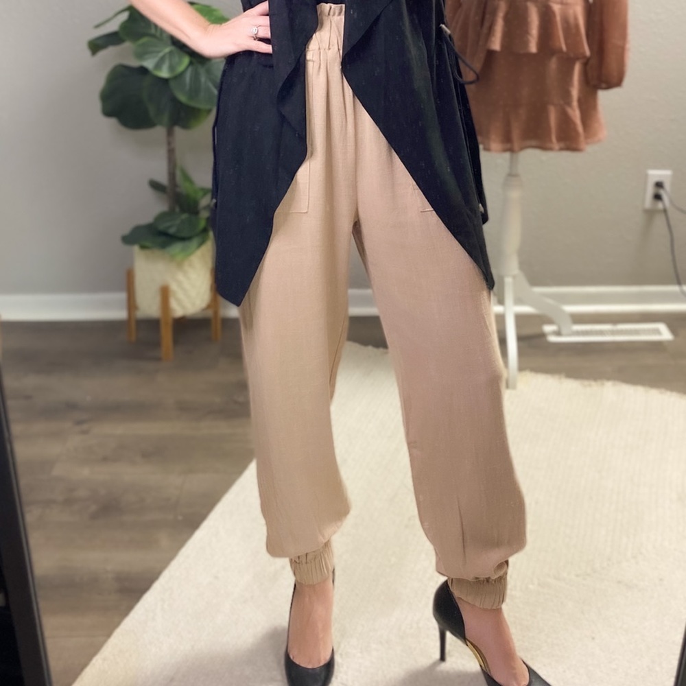 Paper bag linen jogger in latte (tan). 
MODELS ARE WEARING SIZE SMALL
100%COTTON
